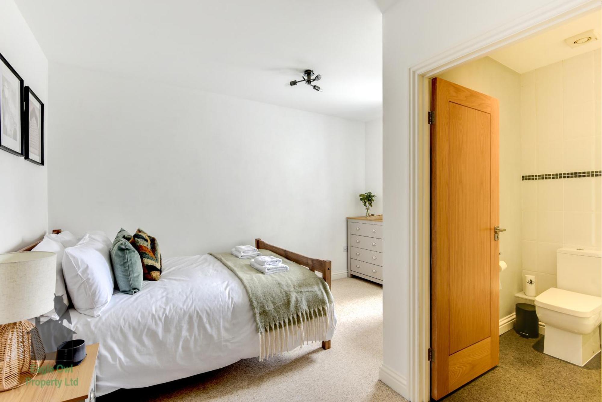 One Bedroom By Seafront Apartment *